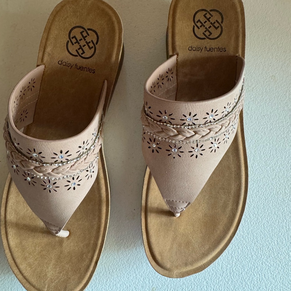 Daisy Fuentes Women's Pink & Cream Sandals